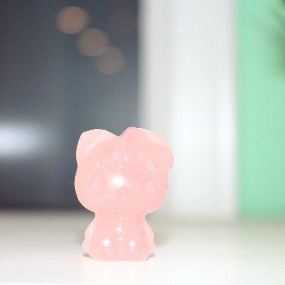 Hello Kitty Rose Quartz Hand Carved Natural Stone Figure - Picture 3 of 8